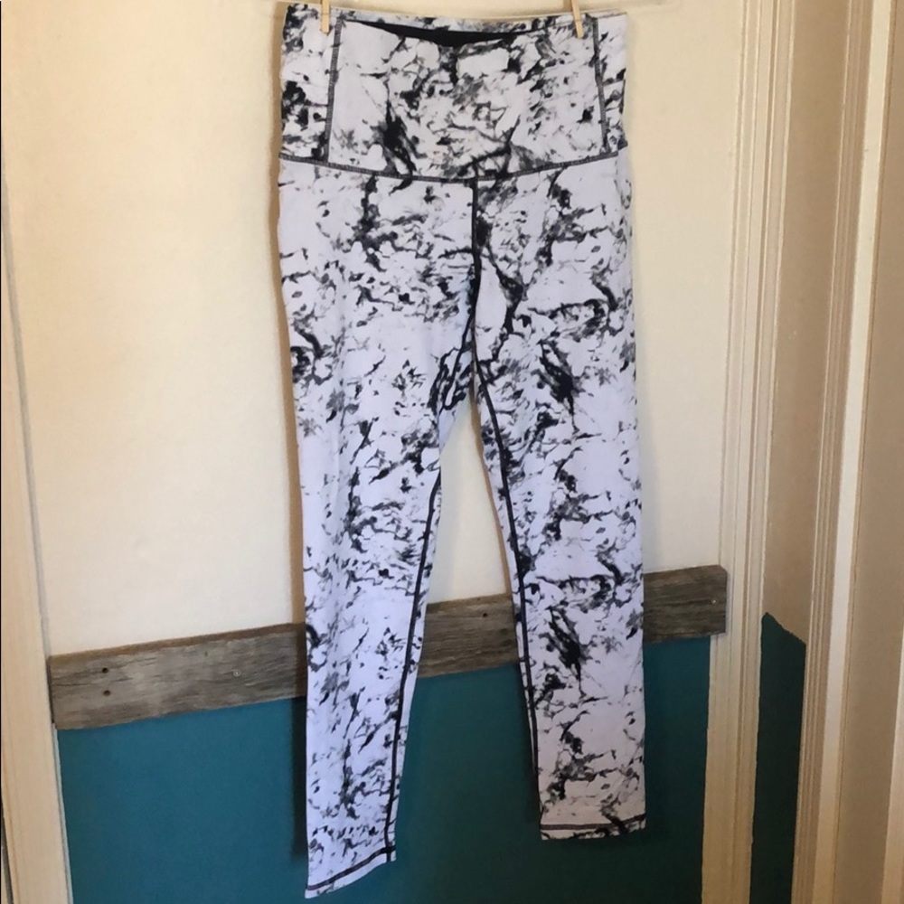 Patterned workout leggings